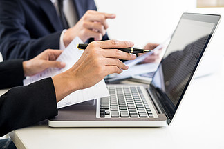 證券交易員的多屏?xí)r代 數(shù)據(jù)、圖形與金融貿(mào)易的交響曲